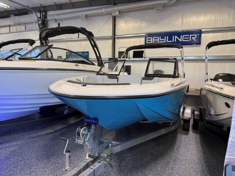 2026 Bayliner M17 - Full Windshield US-BLBX1244G526 [photo 15]